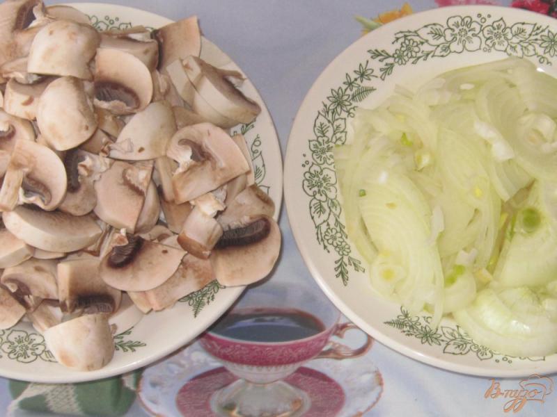 Фото приготовление рецепта: Грибы с картофелем в горшочке в остром соусе шаг №2