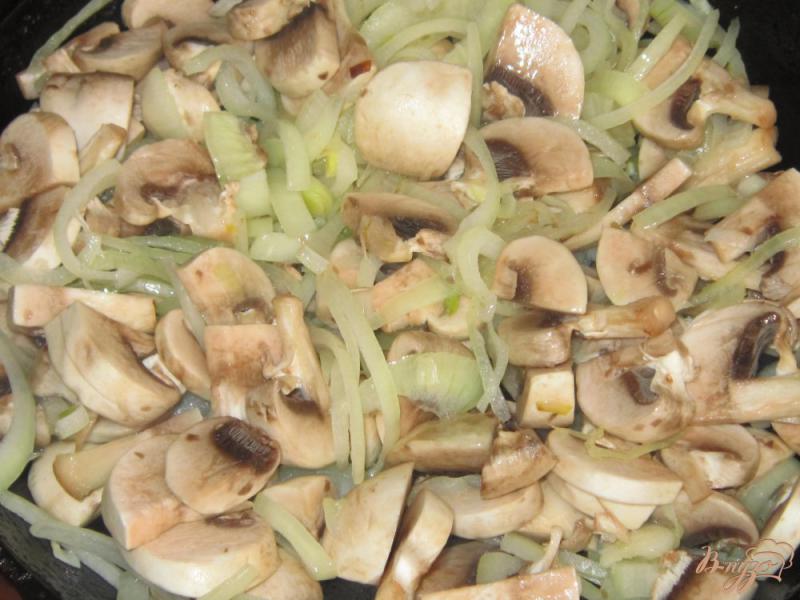 Фото приготовление рецепта: Грибы с картофелем в горшочке в остром соусе шаг №3