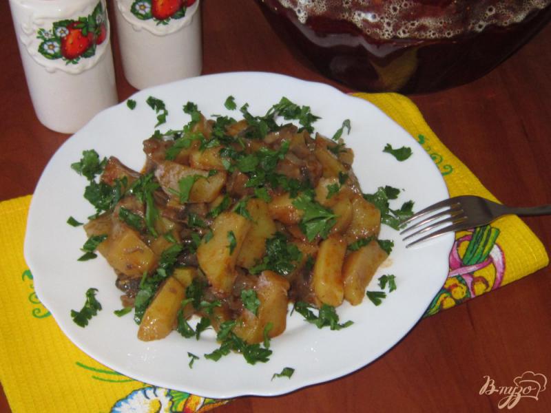 Фото приготовление рецепта: Грибы с картофелем в горшочке в остром соусе шаг №8