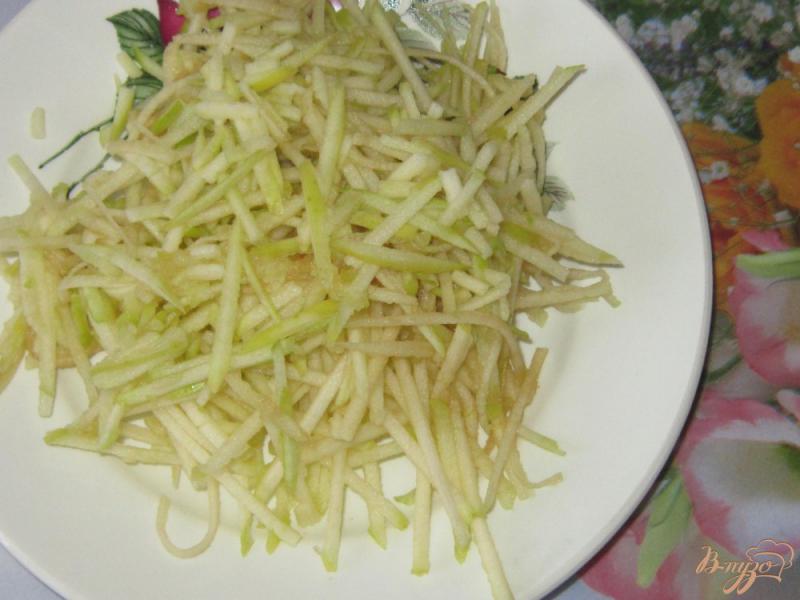 Фото приготовление рецепта: Салат «Зеленый» с маринованной кукурузой шаг №5