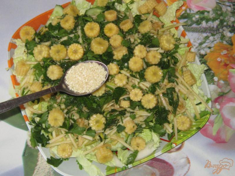 Фото приготовление рецепта: Салат «Зеленый» с маринованной кукурузой шаг №10