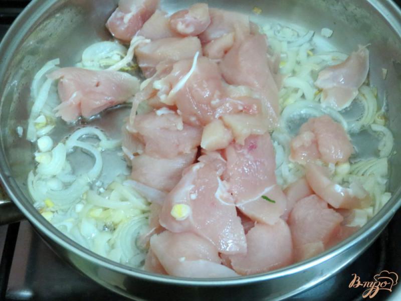 Фото приготовление рецепта: Куриное филе с лесными грибами в соусе шаг №2