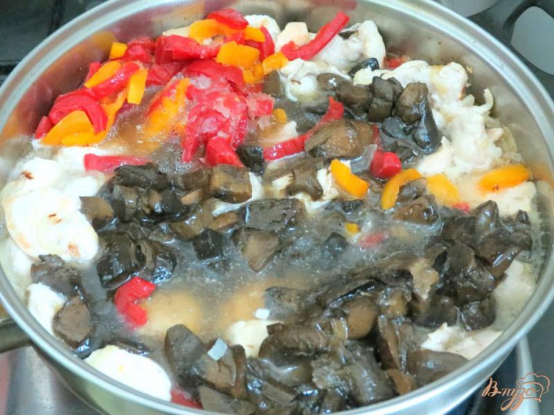 Фото приготовление рецепта: Куриное филе с лесными грибами в соусе шаг №3