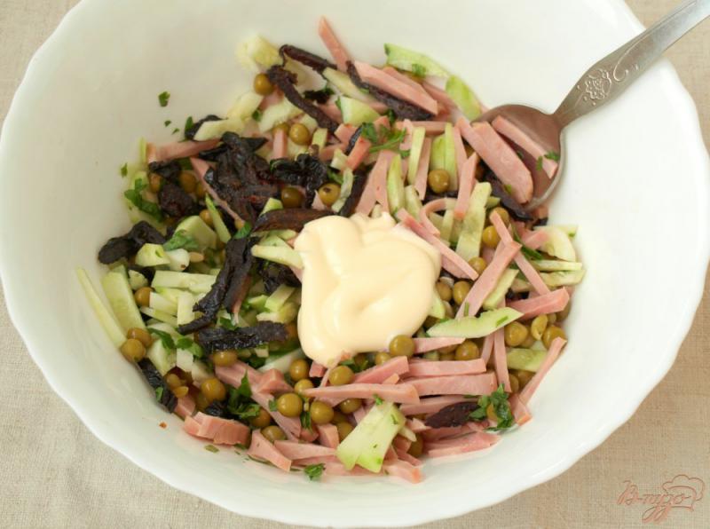 Фото приготовление рецепта: Салат с ветчиной, горошком и черносливом шаг №5