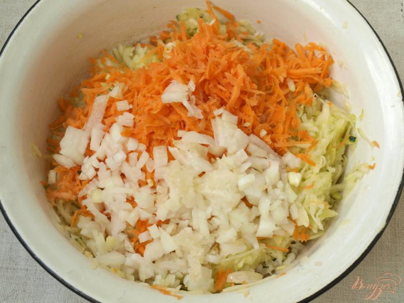 Фото приготовление рецепта: Оладьи из кабачков с морковью шаг №1
