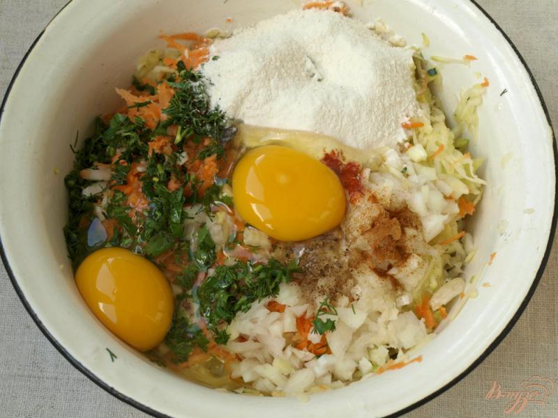 Фото приготовление рецепта: Оладьи из кабачков с морковью шаг №2