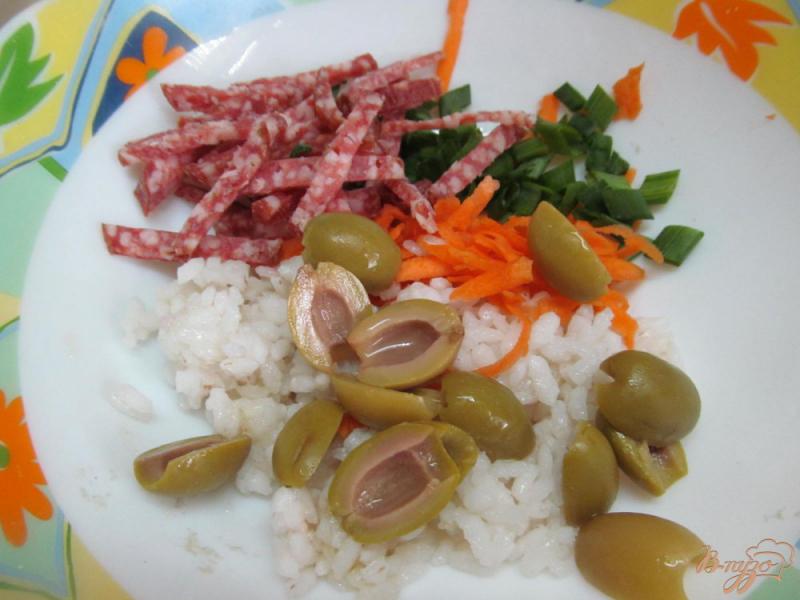 Фото приготовление рецепта: Салат из помидора с оливками и рисом шаг №2