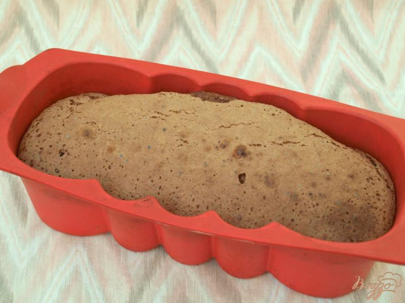 Фото приготовление рецепта: Бисквитный шоколадный кекс с ягодами шаг №5