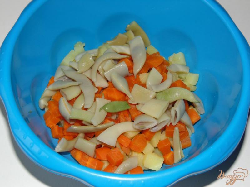 Фото приготовление рецепта: Бюджетный салат со стручковой фасолью шаг №4