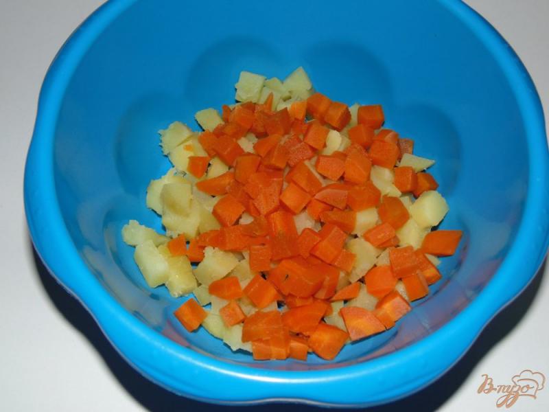 Фото приготовление рецепта: Бюджетный салат со стручковой фасолью шаг №3
