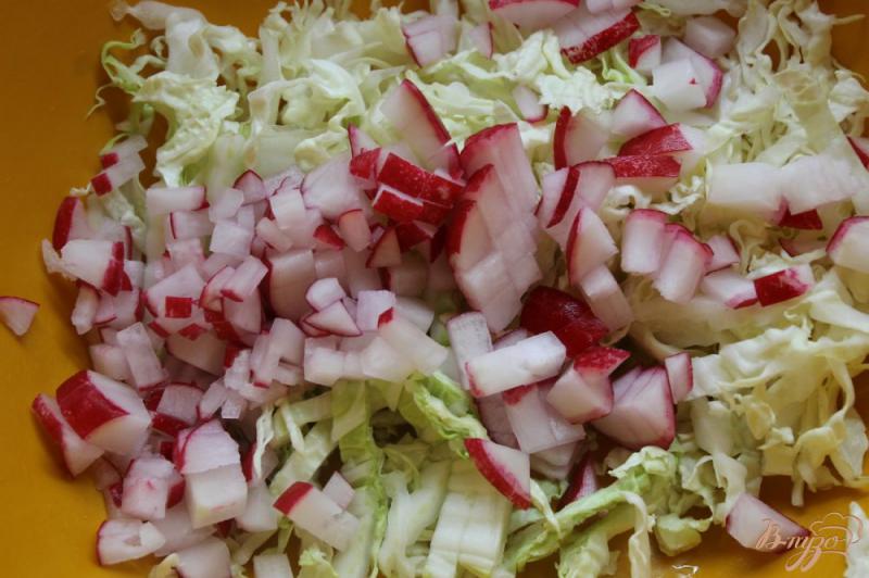 Фото приготовление рецепта: Салат с пекинской капусты, огурца и редиса шаг №2