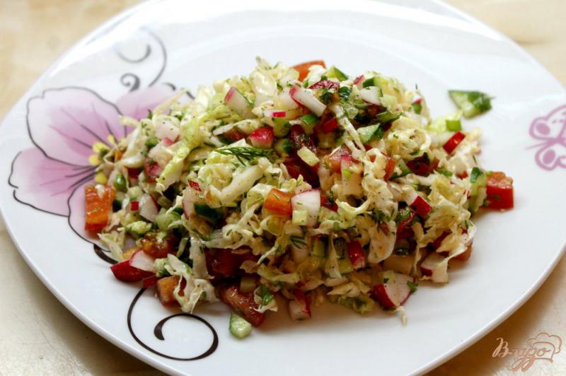 Фото приготовление рецепта: Салат с пекинской капусты, огурца и редиса шаг №5