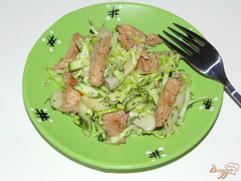 Фото приготовление рецепта: Салат с маринованным мясом птицы и стручковой фасолью шаг №9