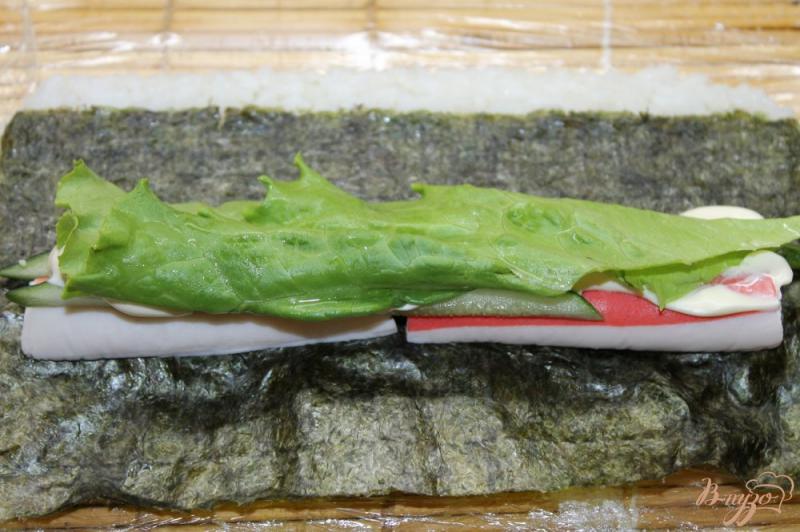 Фото приготовление рецепта: Ролл с крабовой палочкой, салатом и слабосоленым лососем сверху шаг №6