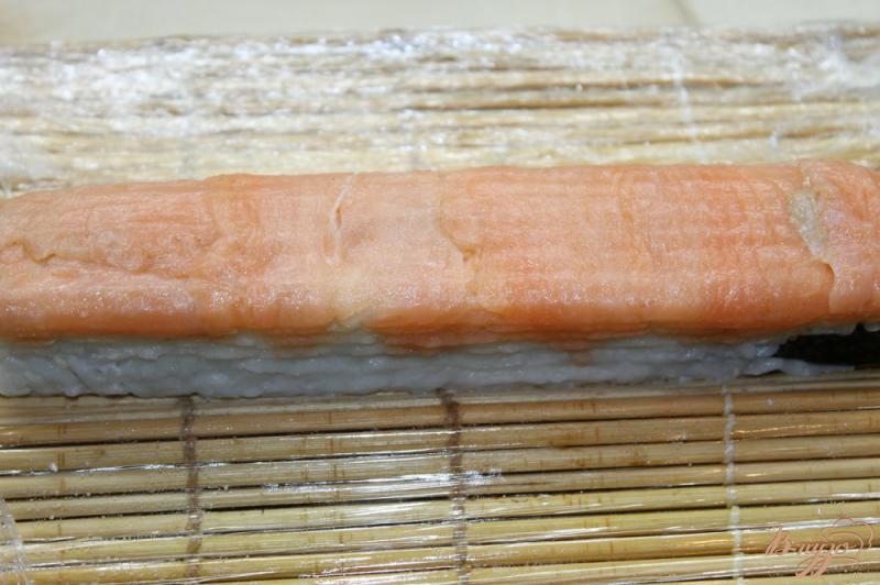 Фото приготовление рецепта: Ролл с крабовой палочкой, салатом и слабосоленым лососем сверху шаг №8
