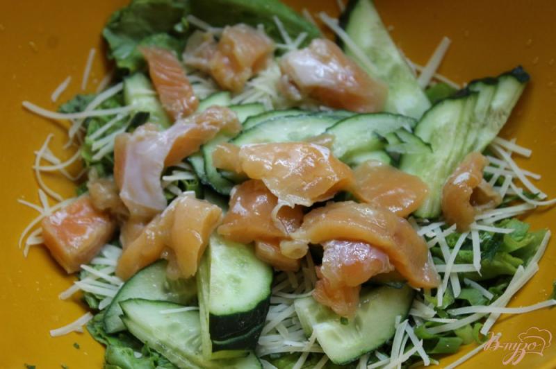 Фото приготовление рецепта: Салат с лососем и сыром фета шаг №3