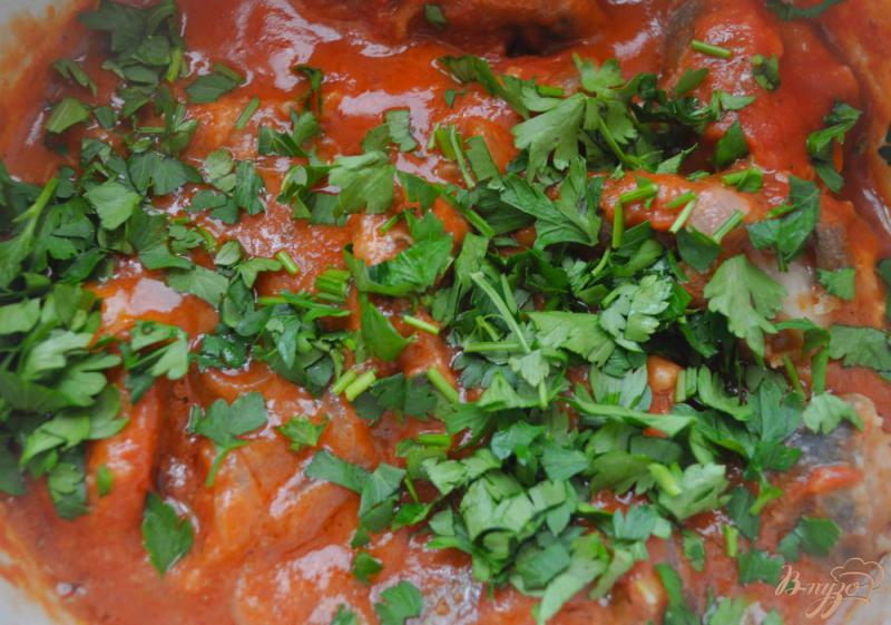 Фото приготовление рецепта: Скорпена черноморская в томатном соусе шаг №5