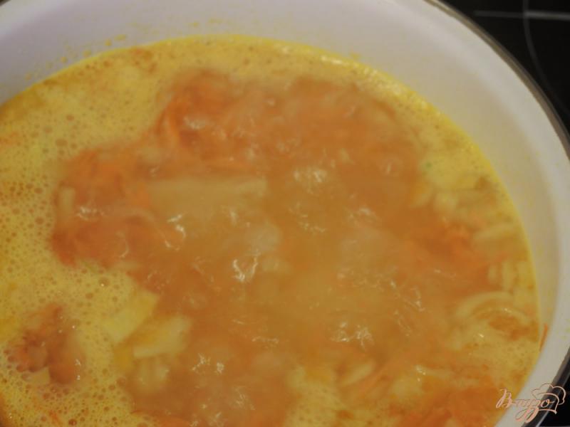 Фото приготовление рецепта: Сырный суп с овощами шаг №5