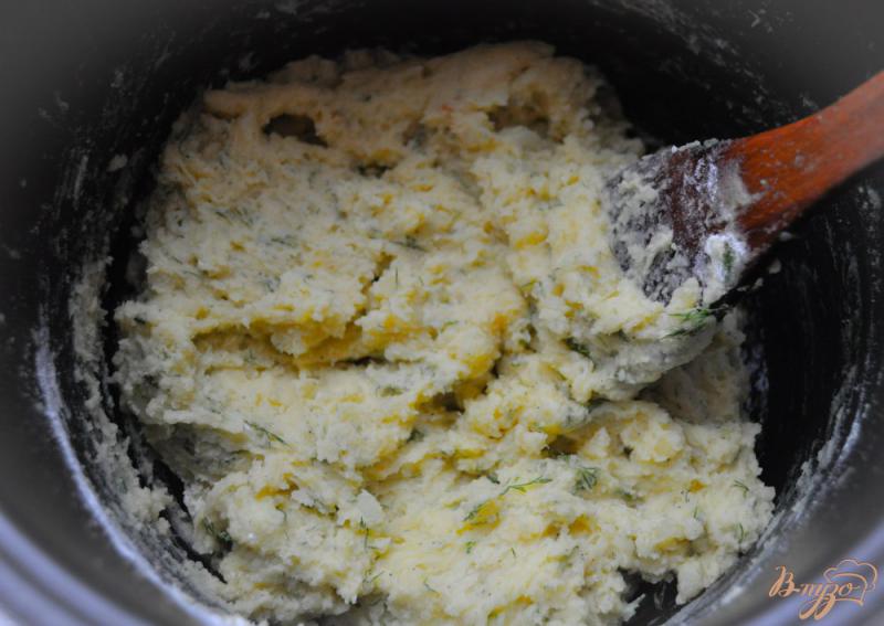 Фото приготовление рецепта: Картофельники с сыром и укропом шаг №4
