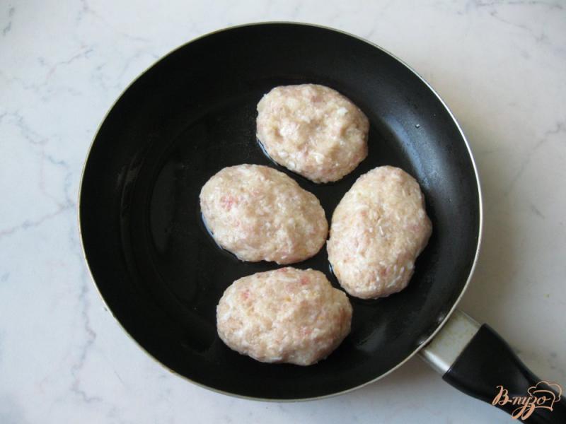 Фото приготовление рецепта: Мясные котлеты с отварными яйцами и сыром шаг №4