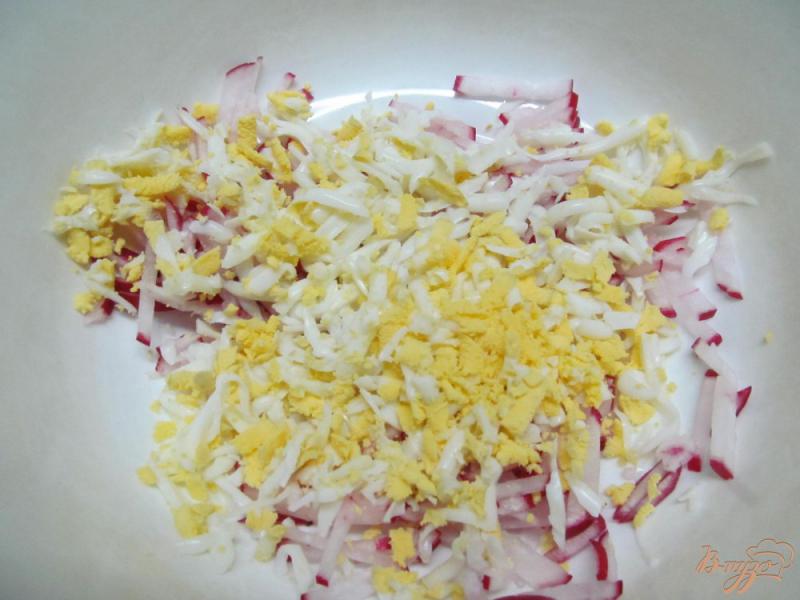 Фото приготовление рецепта: Салат из редиса с яйцом и сыром шаг №2