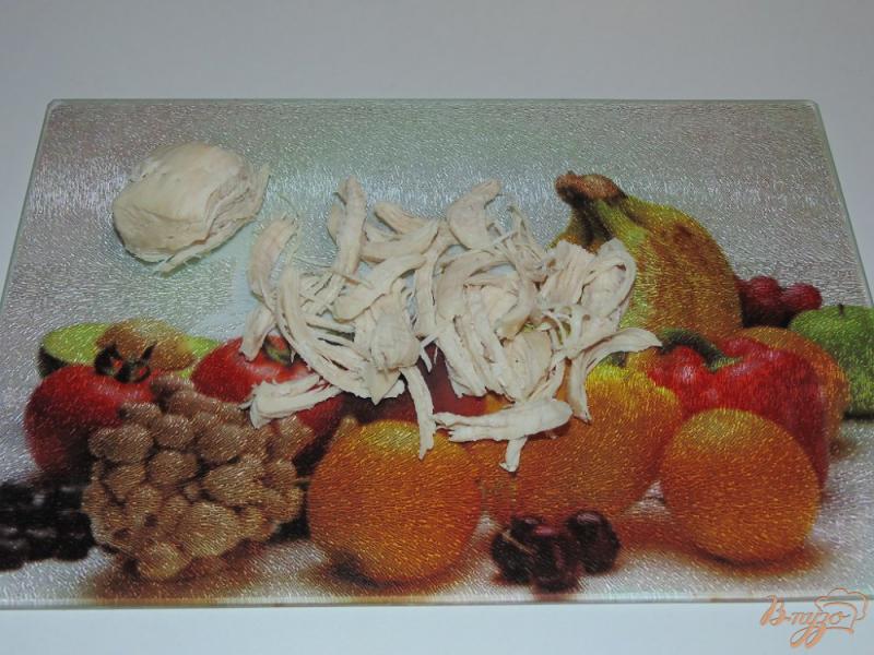 Фото приготовление рецепта: Салат из молодой капусты с морковью и мясом птицы шаг №1