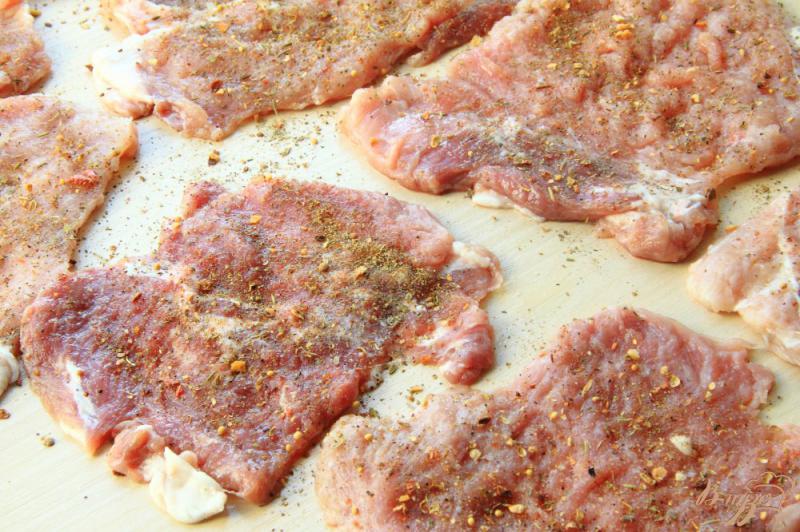 Фото приготовление рецепта: Мясные рулетики из свинины с начинкой из овощей шаг №2
