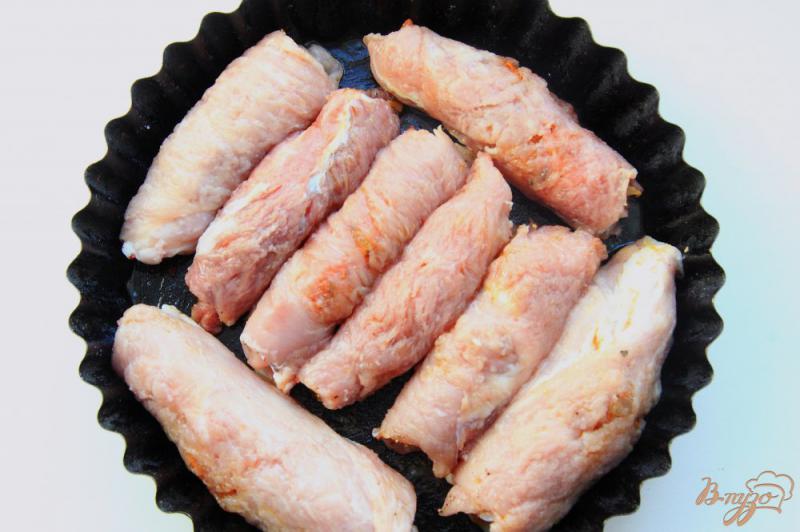 Фото приготовление рецепта: Мясные рулетики из свинины с начинкой из овощей шаг №5