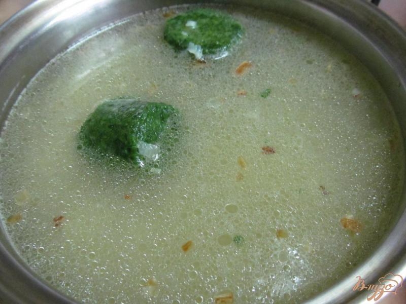 Фото приготовление рецепта: Суп из шпината с сыром шаг №3