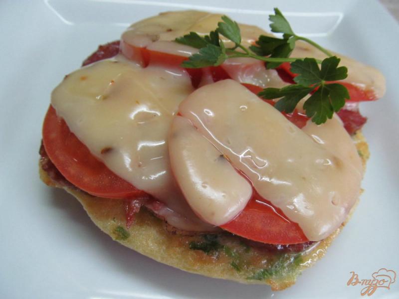 Фото приготовление рецепта: Бутерброд с бужениной помидором и сыром шаг №9