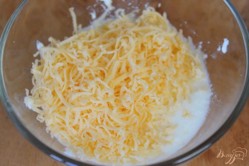 Фото приготовление рецепта: Минтай с луком и сыром запеченный в духовке шаг №5
