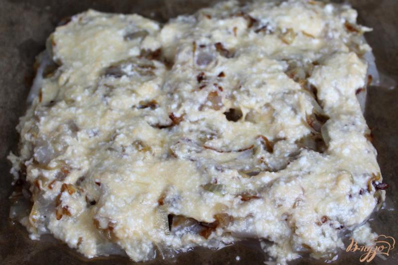 Фото приготовление рецепта: Минтай с луком и сыром запеченный в духовке шаг №7