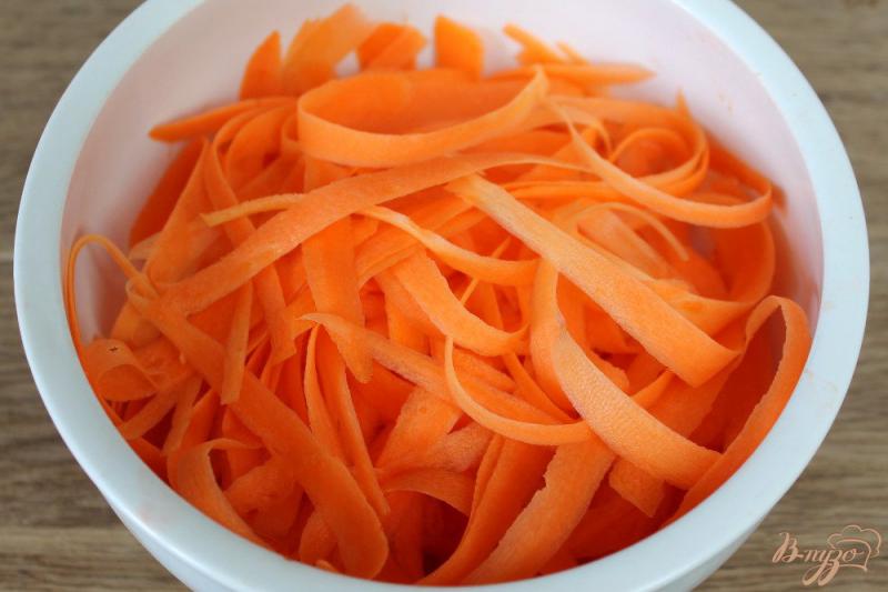 Фото приготовление рецепта: Морковный салат с листьями черной смородины и орехами шаг №1