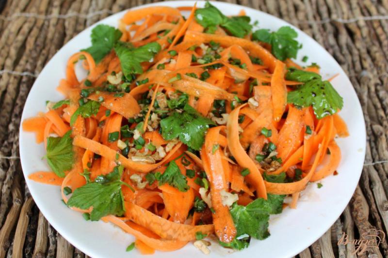 Фото приготовление рецепта: Морковный салат с листьями черной смородины и орехами шаг №7