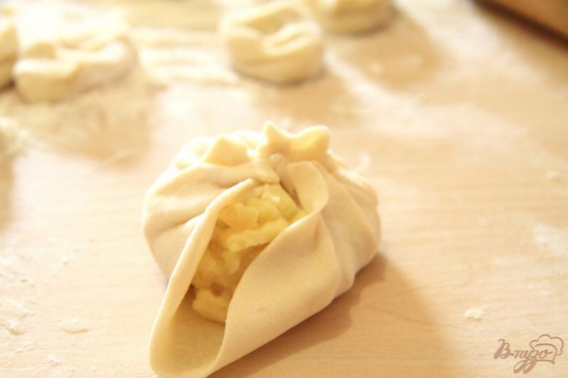 Фото приготовление рецепта: Лепешки из пельменного теста с картофельным пюре шаг №5