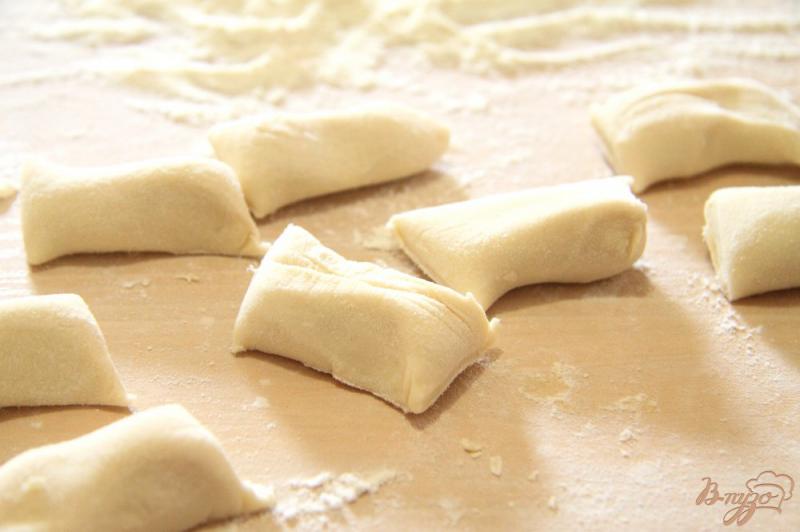 Фото приготовление рецепта: Лепешки из пельменного теста с картофельным пюре шаг №2