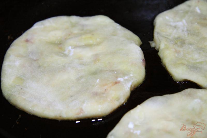 Фото приготовление рецепта: Лепешки из пельменного теста с картофельным пюре шаг №9