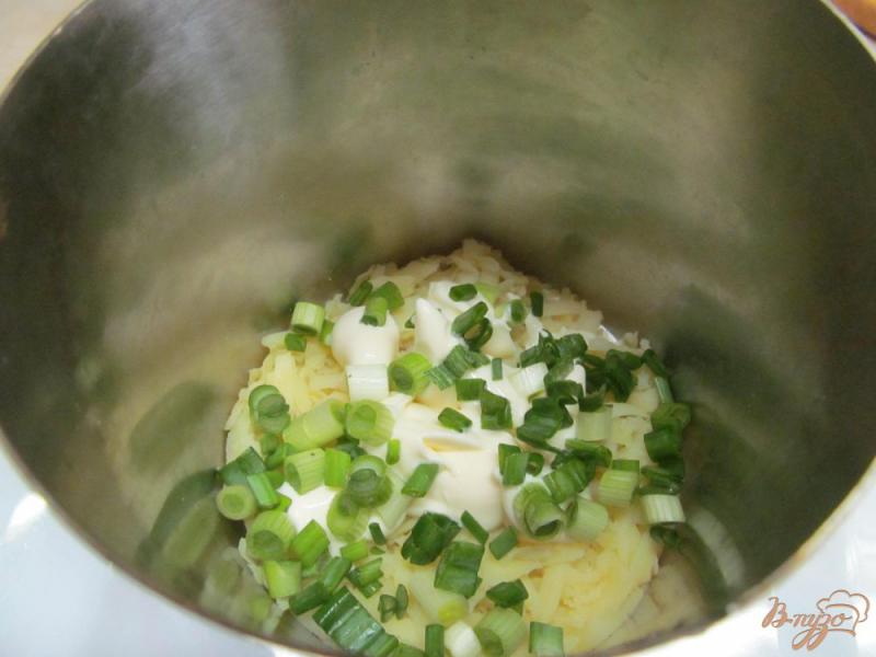Фото приготовление рецепта: Салат со шпротами шаг №2