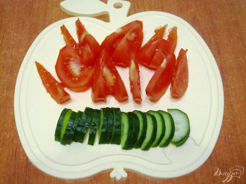 Фото приготовление рецепта: Салат с зеленью и курицей шаг №2