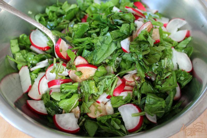 Фото приготовление рецепта: Салат из молодой капусты, редиса и шпината шаг №5