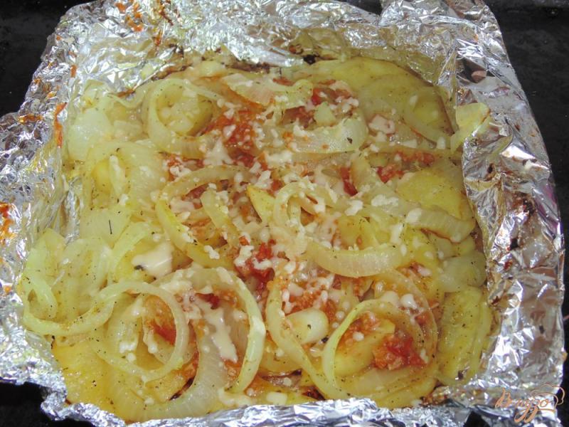 Фото приготовление рецепта: Картофель с аджикой и сыром в фольге шаг №4