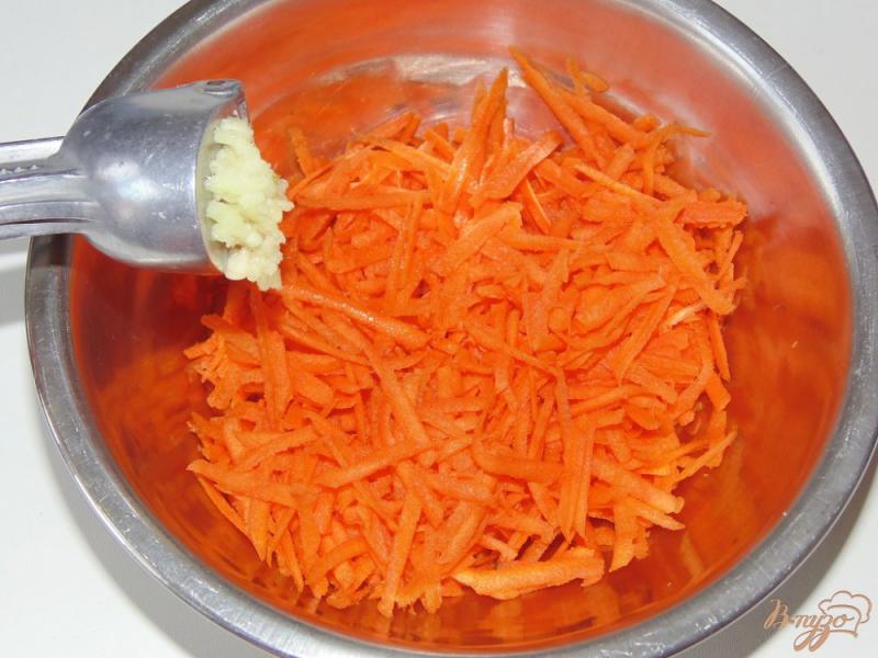 Фото приготовление рецепта: Салат из моркови с черносливом шаг №2