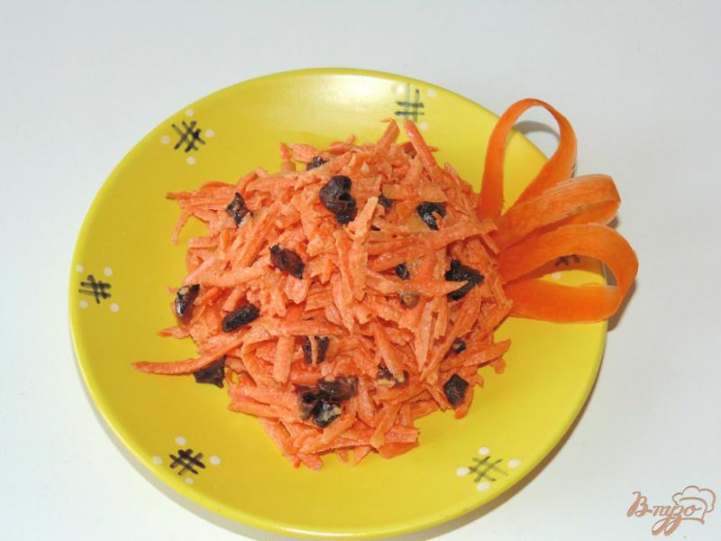 Фото приготовление рецепта: Салат из моркови с черносливом шаг №4