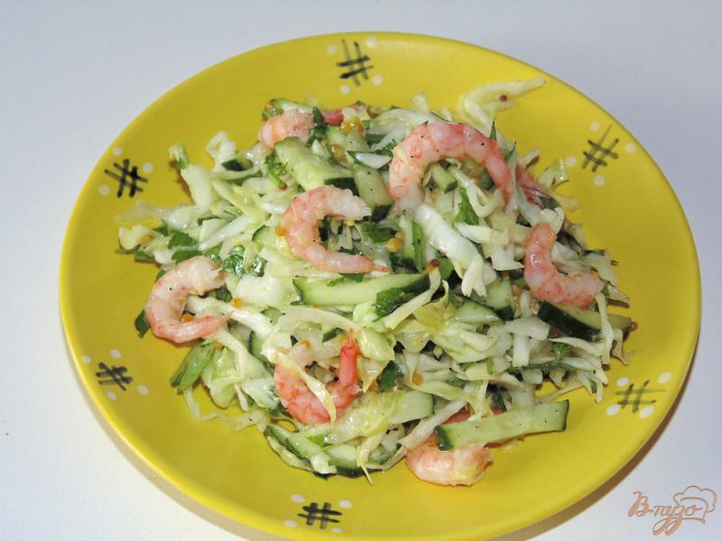 Фото приготовление рецепта: Салат из молодой капусты с креветками шаг №5