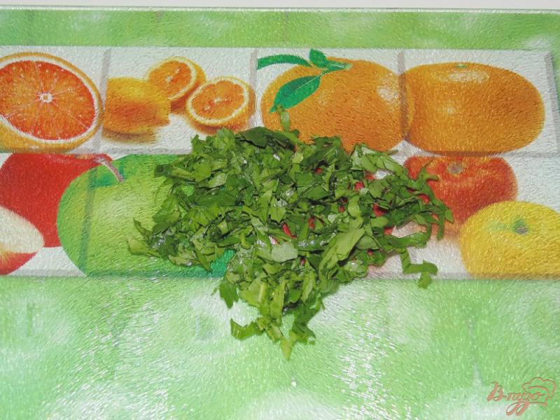 Фото приготовление рецепта: Салат из молодой капусты с креветками шаг №4