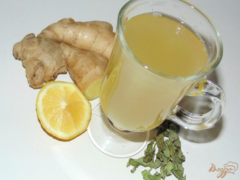 Фото приготовление рецепта: Имбирный напиток с мятой и лимоном шаг №4