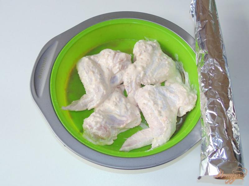 Фото приготовление рецепта: Куриные крылышки маринованные в сметане с аджикой шаг №3