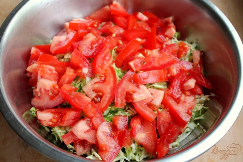 Фото приготовление рецепта: Салат из молодой капусты, помидор и зелени. шаг №3
