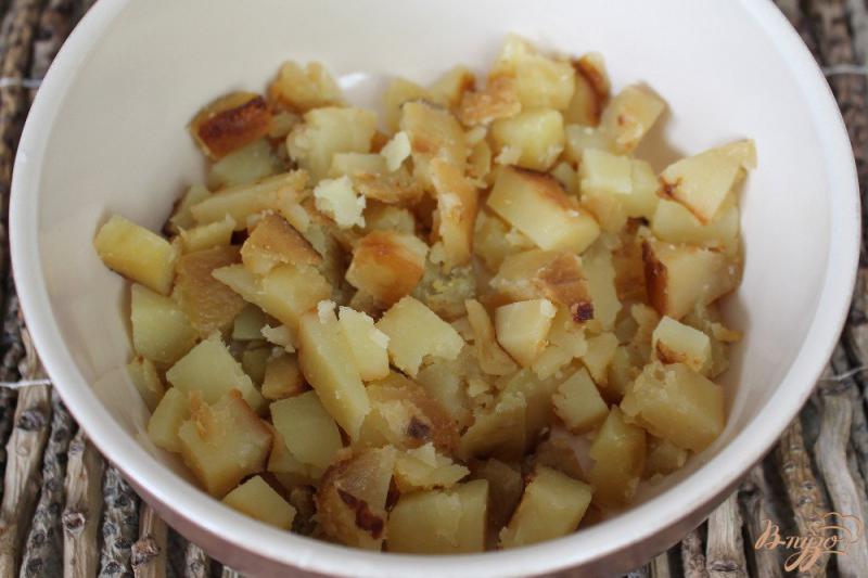 Фото приготовление рецепта: Картофельный салат с баклажаном и зеленью шаг №2