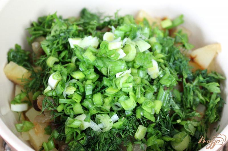 Фото приготовление рецепта: Картофельный салат с баклажаном и зеленью шаг №5